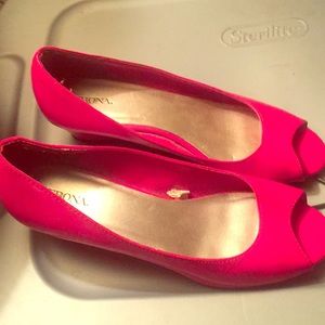 Red pump peep toe short wedge heels